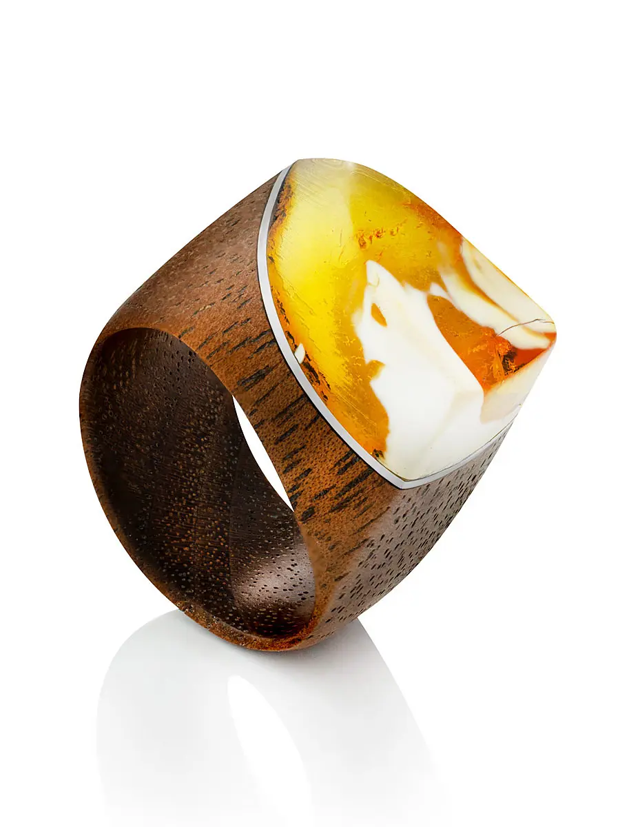 картинка Оригинальное кольцо из дерева с натуральным текстурным янтарём «Индонезия» в онлайн магазине