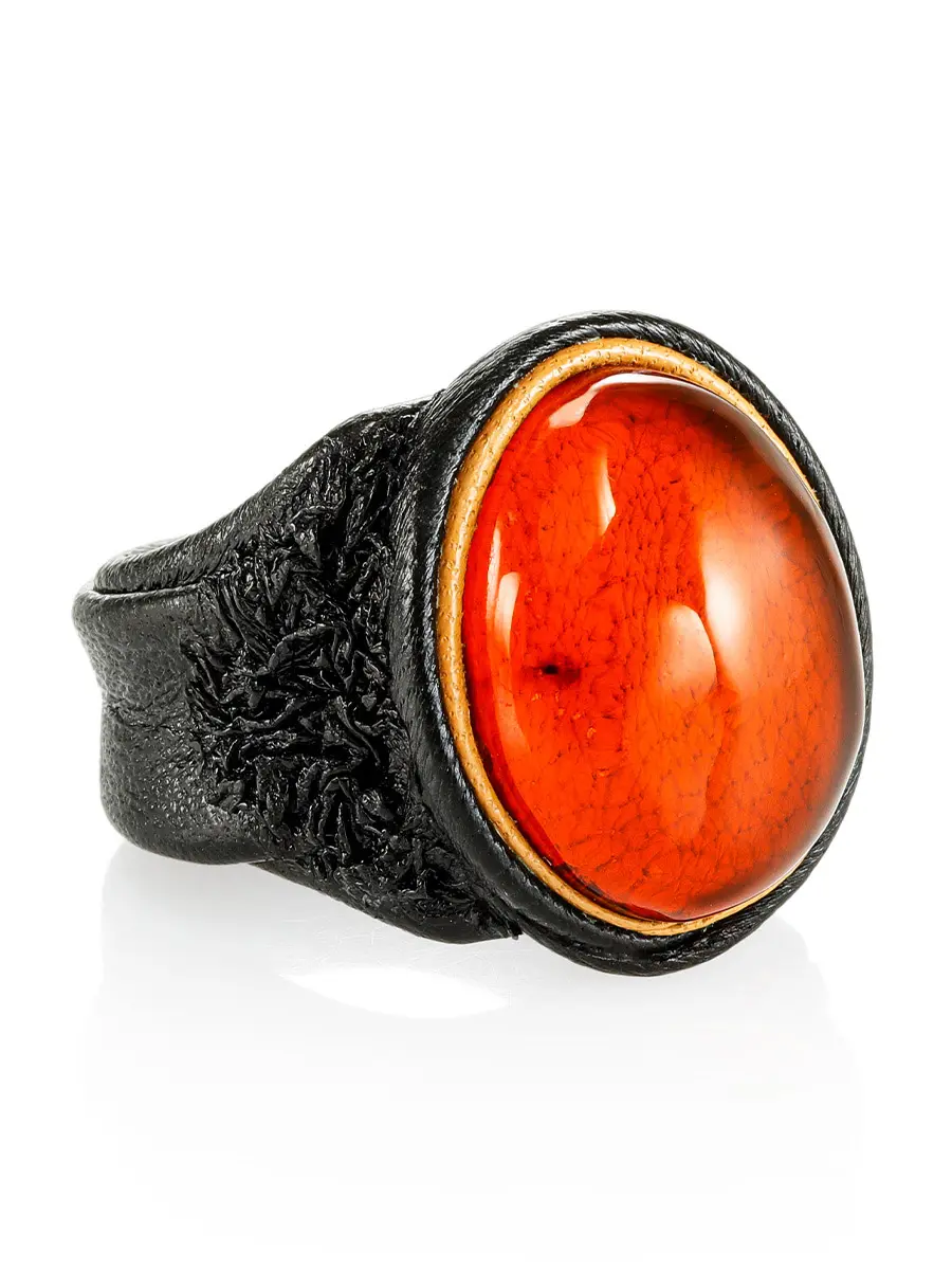 картинка Крупное кольцо из кожи, украшенное янтарём рыжего цвета «Нефертити» в онлайн магазине
