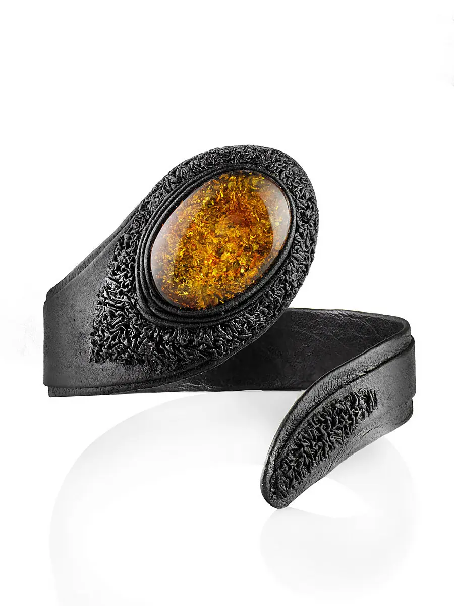 картинка Оригинальный браслет из кожи со вставкой из натурального балтийского искрящегося янтаря «Змейка» в онлайн магазине