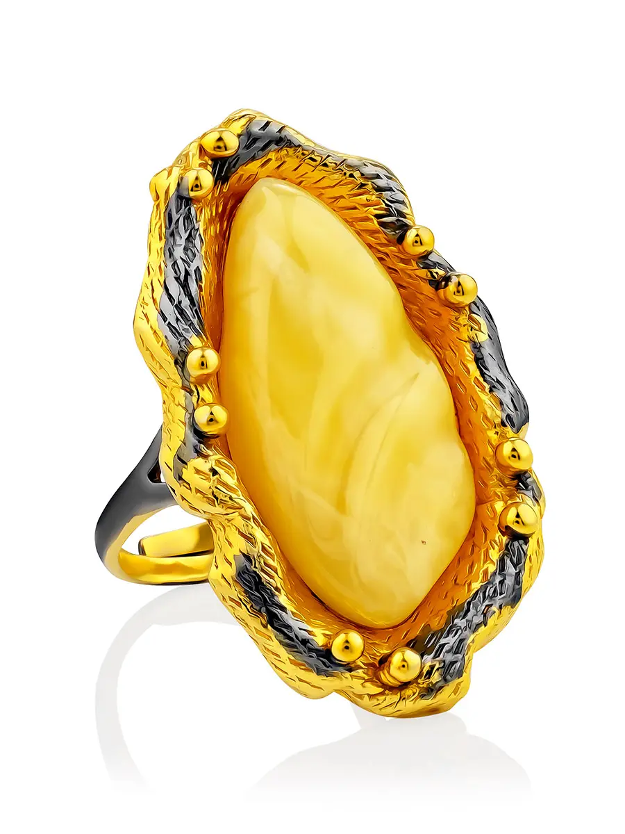 картинка Оригинальное кольцо с цельным янтарём в золочённой оправе «Версаль» в онлайн магазине