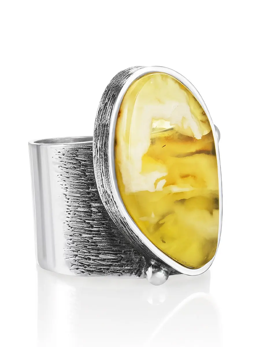 картинка Объёмное кольцо с вставкой из натурального текстурного янтаря в онлайн магазине