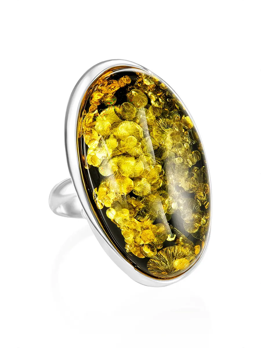 картинка Крупное кольцо с искрящимся янтарём зелёного цвета «Глянец» в онлайн магазине