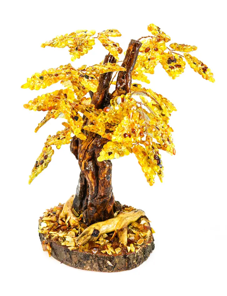 картинка Роскошное высокое дерево из натурального янтаря и древесины с крупными листьями в онлайн магазине