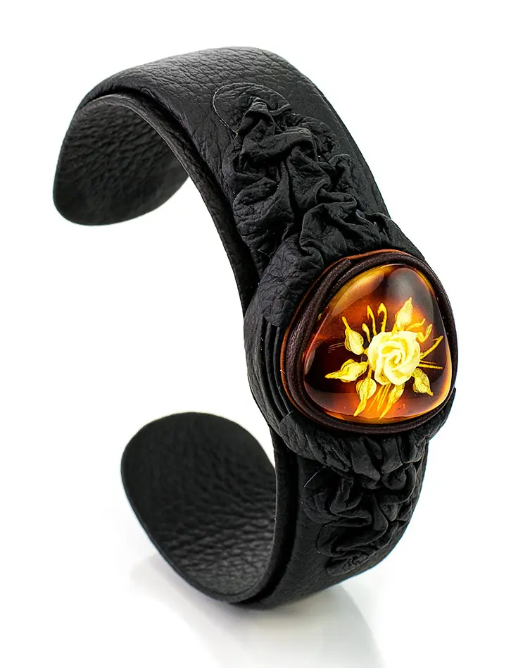 картинка Кожаный браслет «Амазонка» со вставкой из янтаря с уникальной резьбой в онлайн магазине