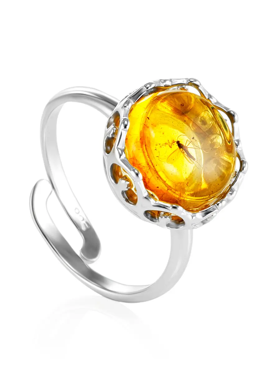 картинка Эффектное ажурное кольцо из серебра и янтаря с инклюзом «Клио» в онлайн магазине