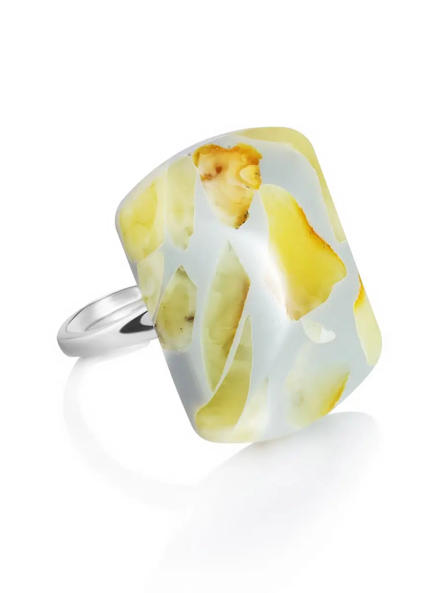 картинка Кольцо прямоугольной формы с натуральным цельным янтарём «Далматин серый» в онлайн магазине