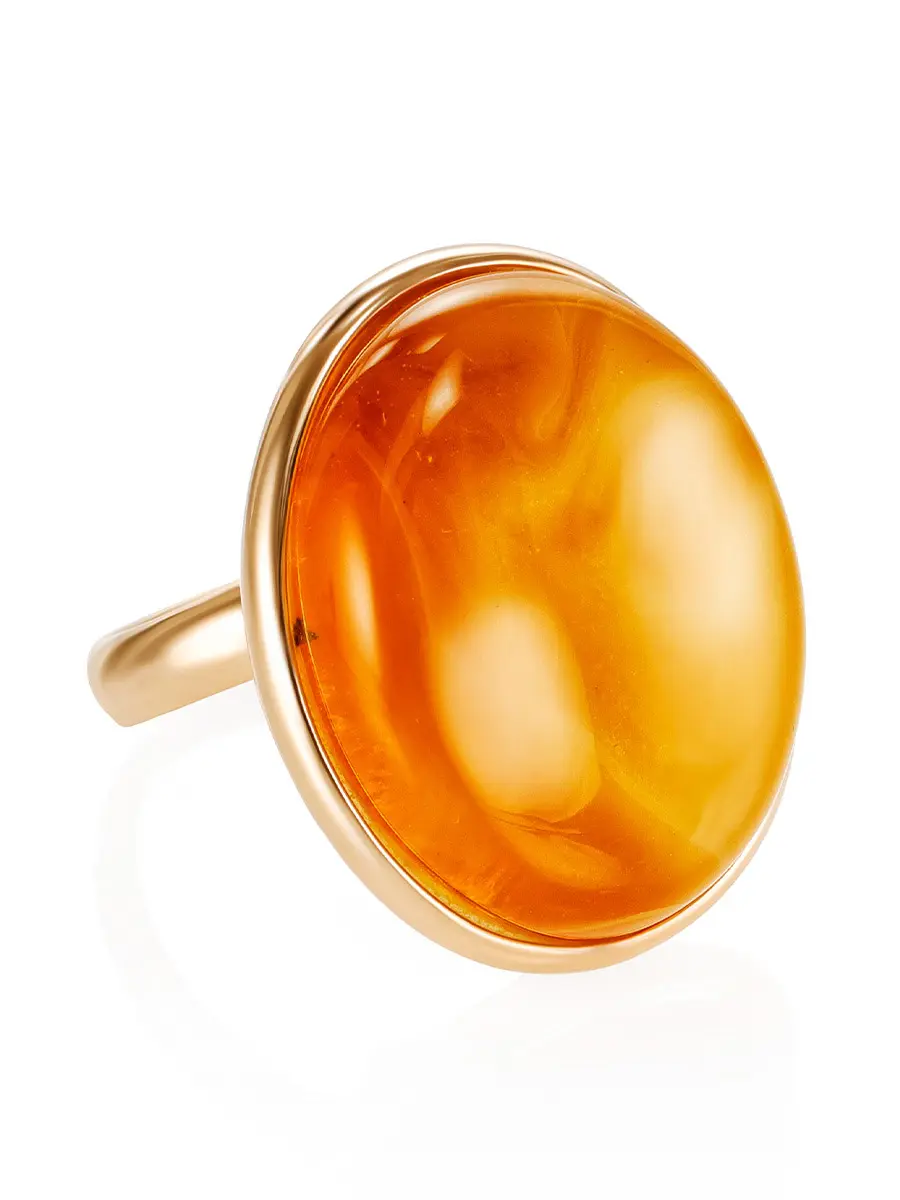 картинка Элегантное позолоченное кольцо с натуральным цельным янтарём медового цвета в онлайн магазине