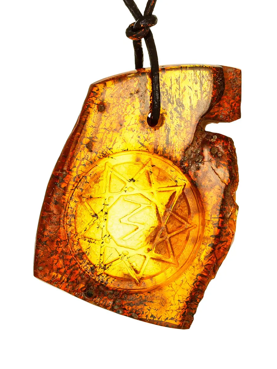 картинка Подвеска из цельного янтаря с резьбой «Чертог Орла» в онлайн магазине