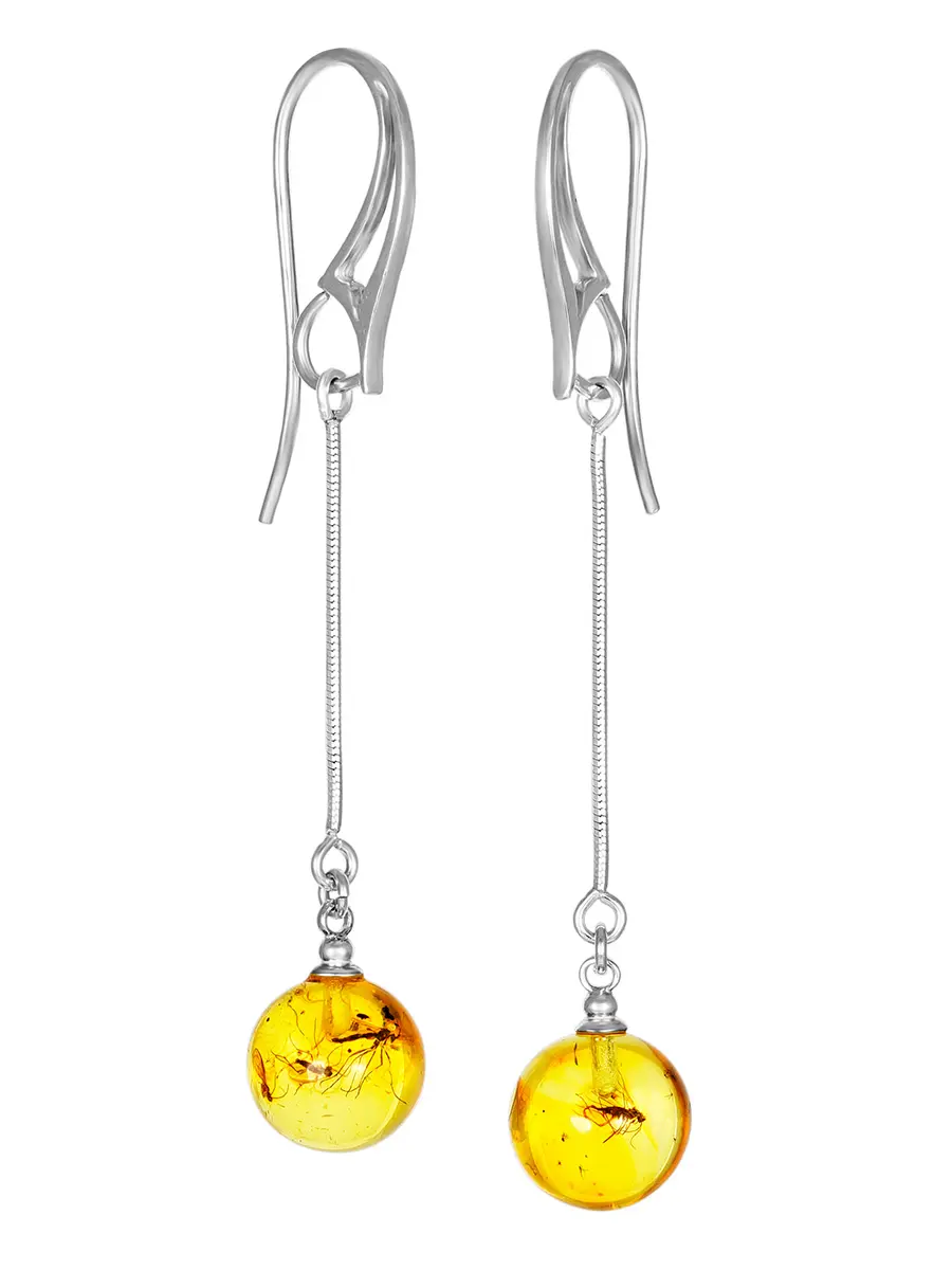 картинка Эксклюзивные асимметричные серьги «Клио» из янтаря с инклюзами и серебра в онлайн магазине