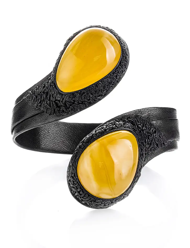 картинка Яркий браслет из чёрной кожи на жёсткой основе, украшенный янтарными вставками «Змейка» в онлайн магазине