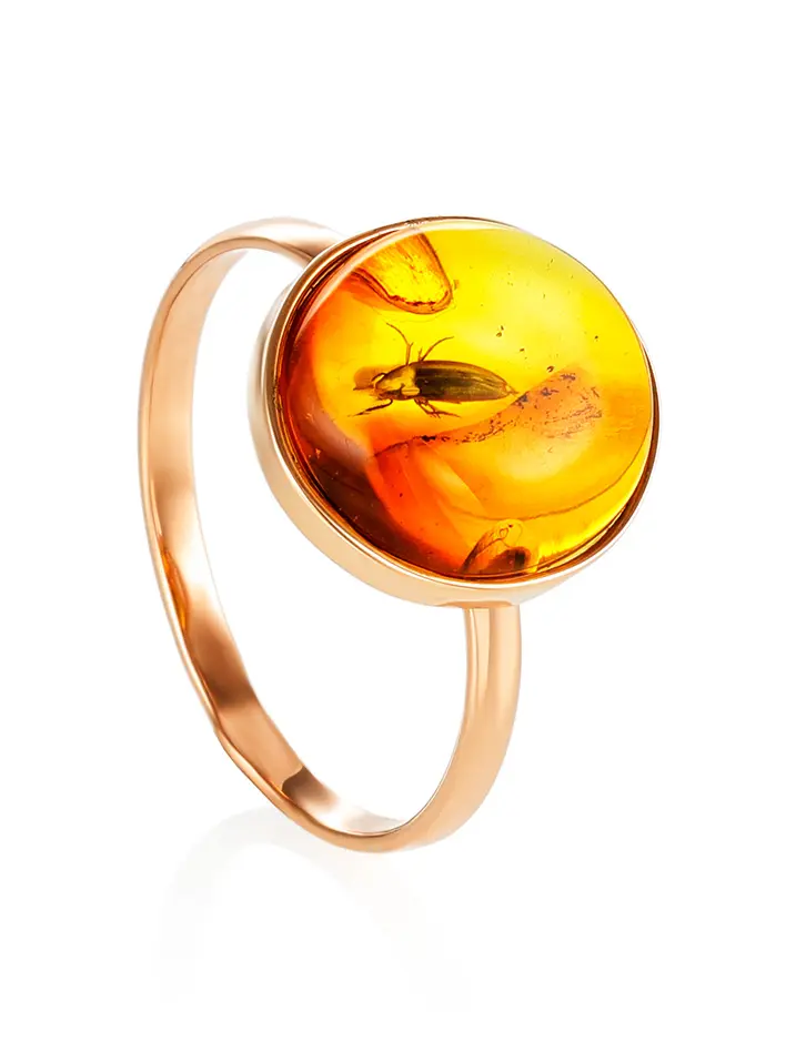 картинка Уникальное кольцо «Клио» из золота и натурального янтаря с инклюзом жучка в онлайн магазине
