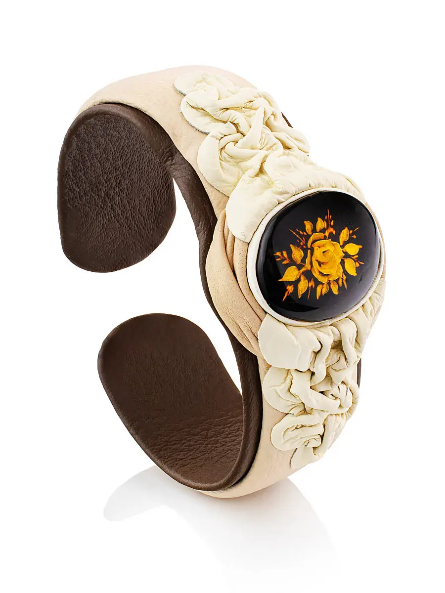 картинка Оригинальный браслет из кожи, украшенный янтарём с резьбой-инталией «Амазонка» в онлайн магазине