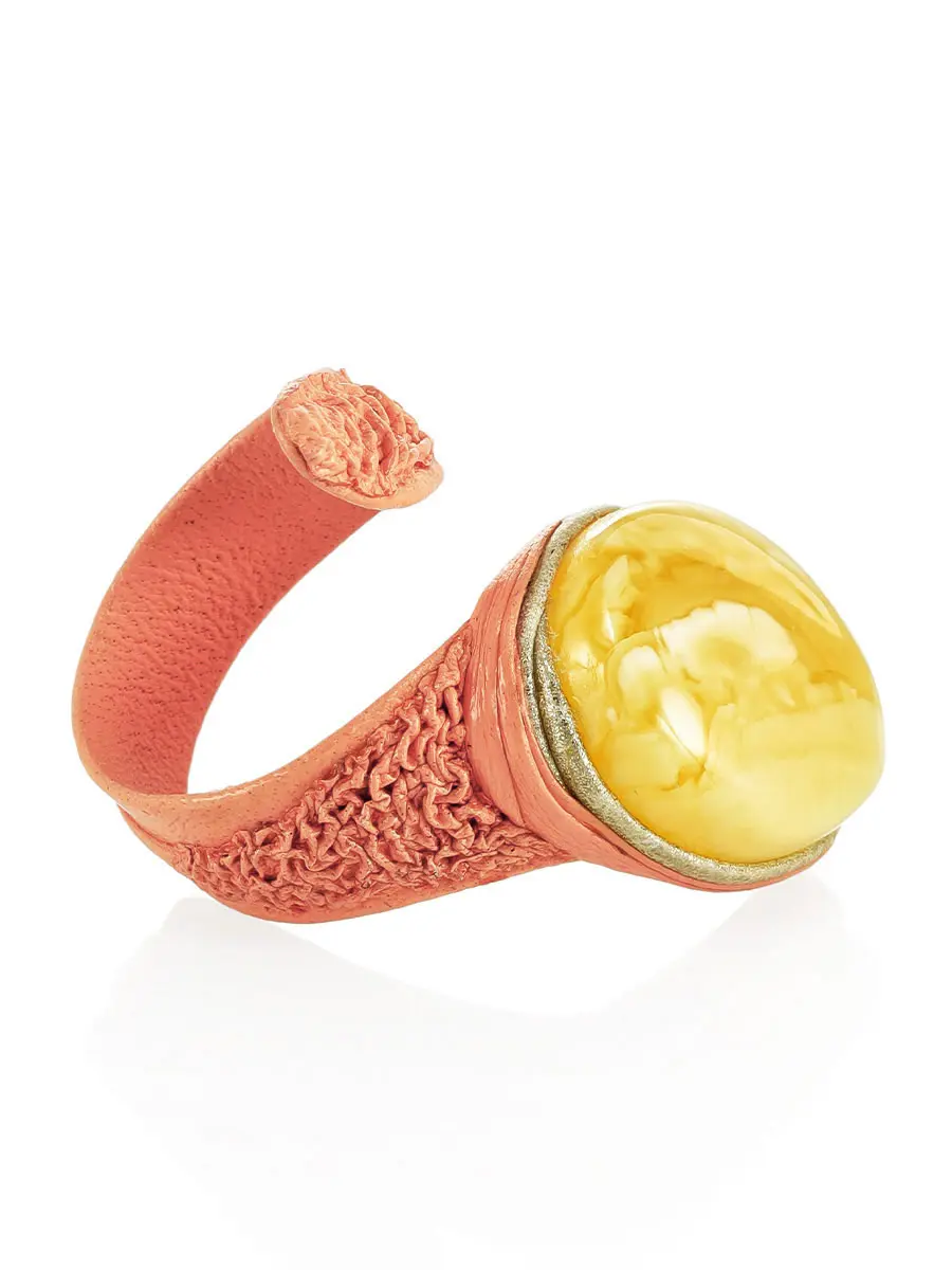 картинка Кольцо из натуральной кожи розового цвета и янтаря «Змейка» в онлайн магазине