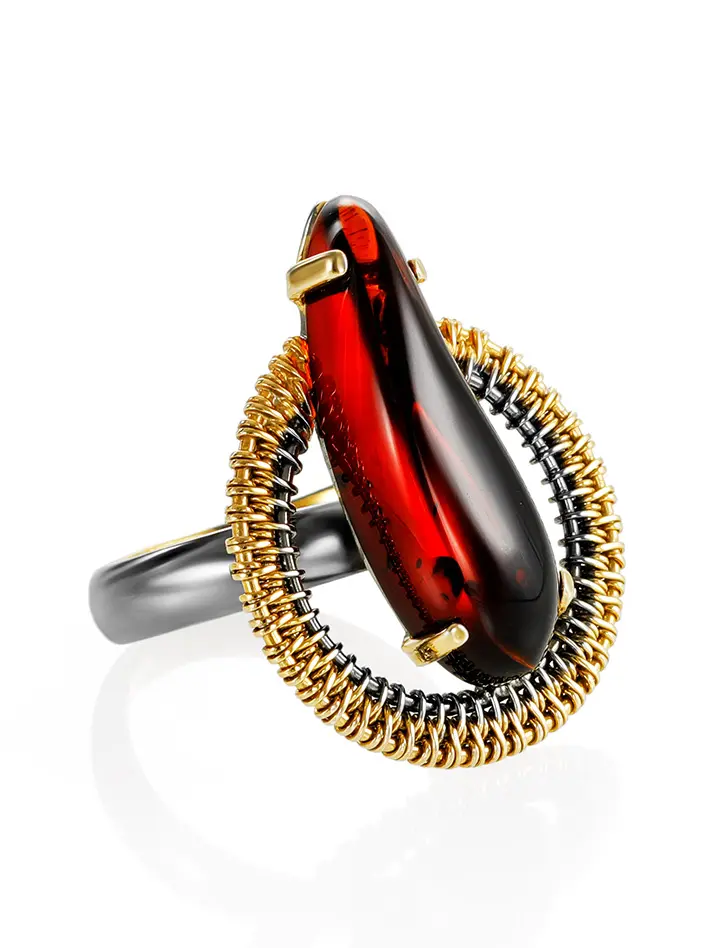 картинка Яркое кольцо из тёмно-коньячного янтаря в серебре с позолотой «Версаль» в онлайн магазине