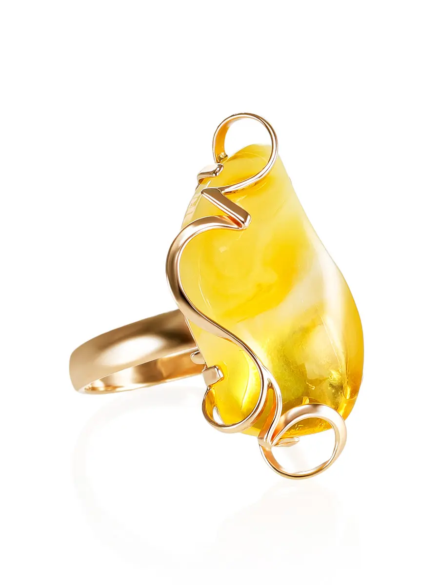 картинка Изысканное золотое кольцо «Риальто» с натуральным балтийским янтарём с красивой текстурой в онлайн магазине