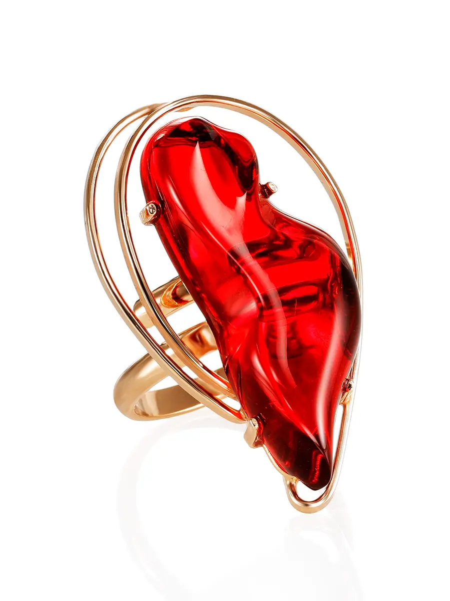 картинка Нарядное кольцо из позолоченного серебра и янтаря красного цвета «Риальто» в онлайн магазине