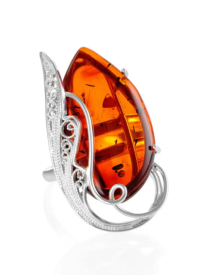 картинка Крупное эффектное кольцо из натурального янтаря вишнёвого цвета «Крылышко» в онлайн магазине