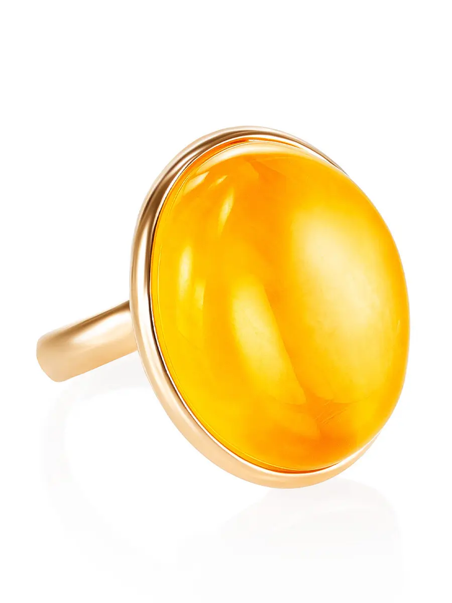 картинка Стильное яркое кольцо из золочённого серебра и янтаря медового цвета в онлайн магазине