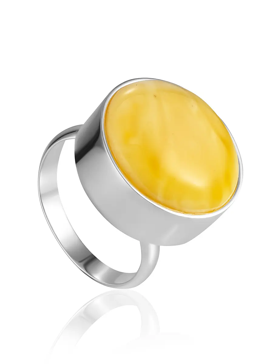 картинка Эффектное кольцо с вставкой из яркого медового янтаря «Притяжение» в онлайн магазине