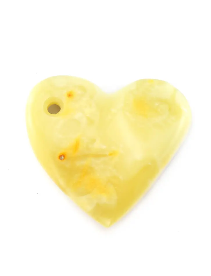 картинка Подвеска в форме сердца из натурального молочно-белого янтаря с красивой пейзажной голубоватой текстурой в онлайн магазине