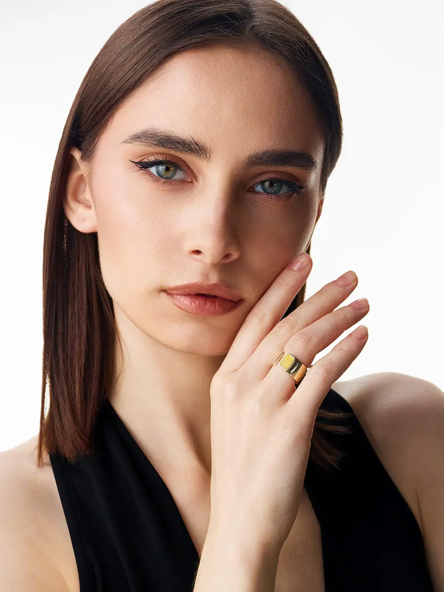 картинка Широкое кольцо в лаконичном дизайне London с медовым янтарём в онлайн магазине