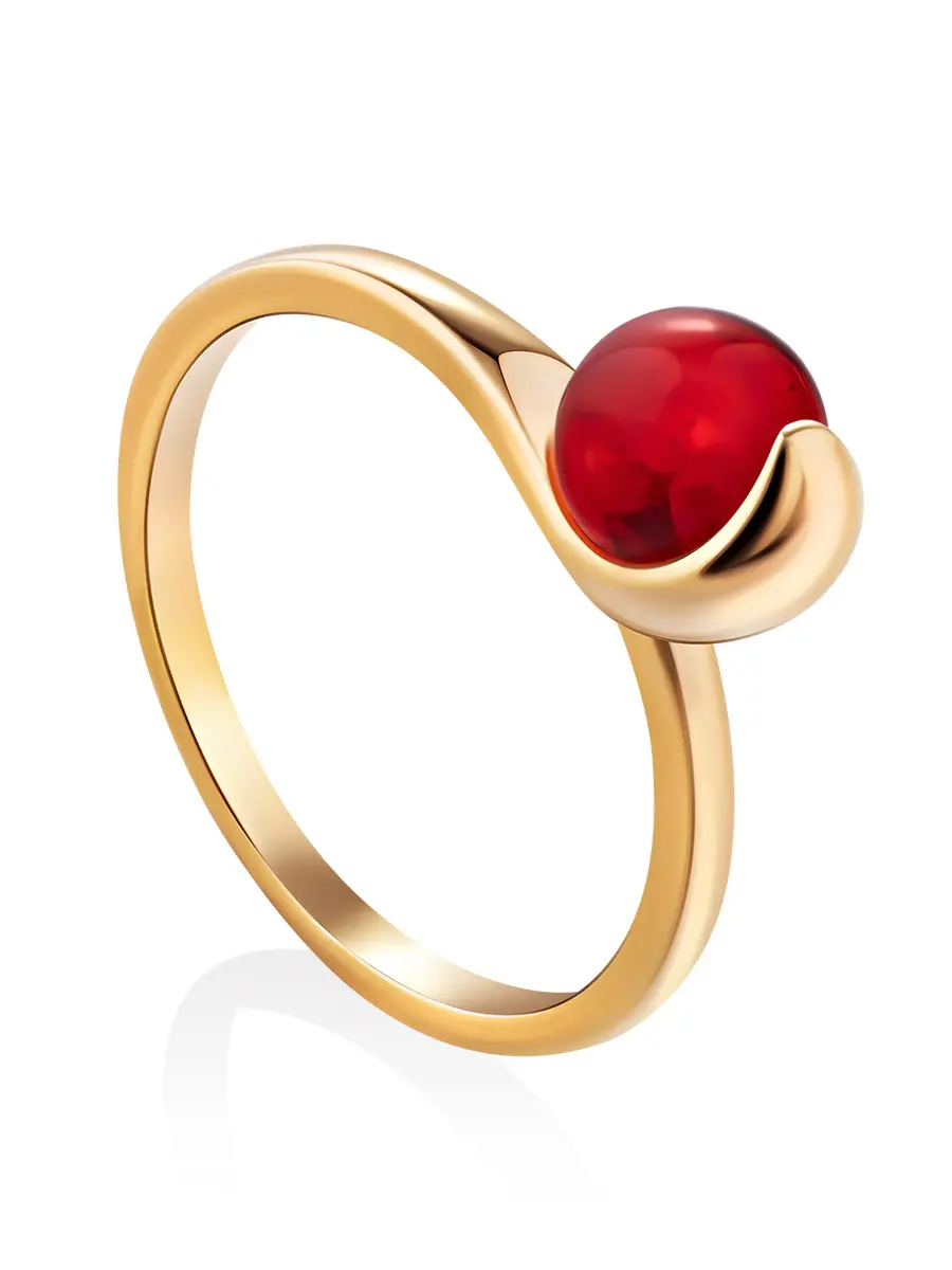 картинка Изящное позолоченное кольцо «Лея» с ярко-красным янтарём в онлайн магазине