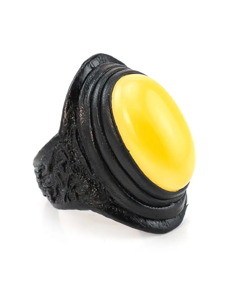 картинка Крупное кольцо-перстень из натуральной кожи с ярким медовым янтарем овальной формы в онлайн магазине