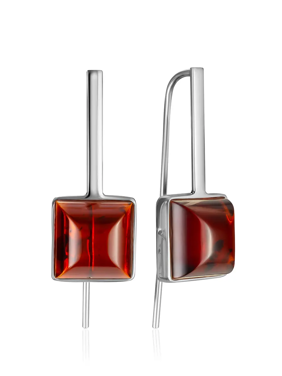картинка Яркие серьги-крючки из янтаря тёмно-вишнёвого цвета «Овация» в онлайн магазине