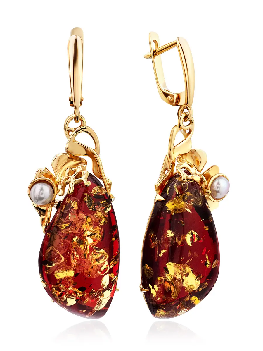 картинка Яркие серьги с искрящимся красным янтарём и жемчугом «Версаль» в онлайн магазине