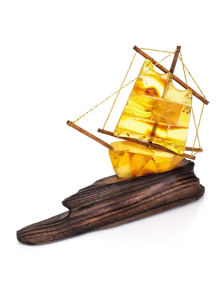 картинка Кораблик из натурального янтаря на деревянной подставке в онлайн магазине