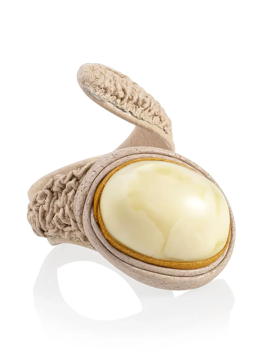 картинка Эффектное кольцо-змейка из кожи нежного оттенка с натуральным медовым янтарём в онлайн магазине