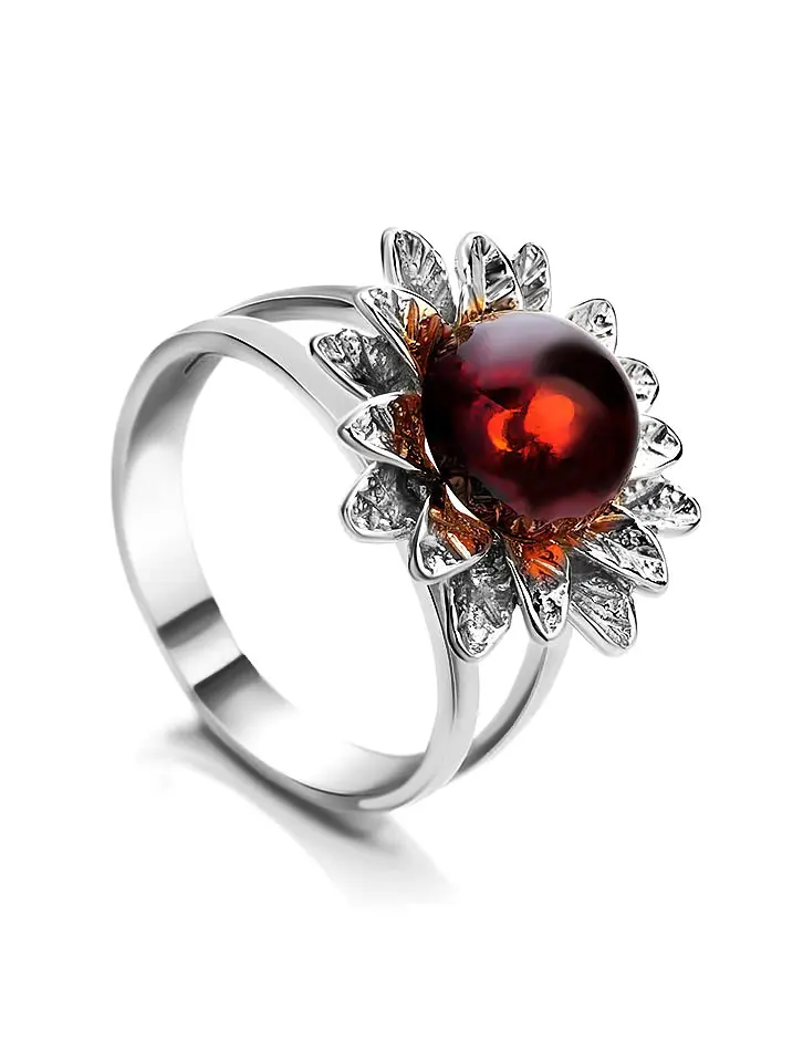 картинка Яркое кольцо из серебра, украшенное натуральным вишнёвым янтарём «Астра» в онлайн магазине