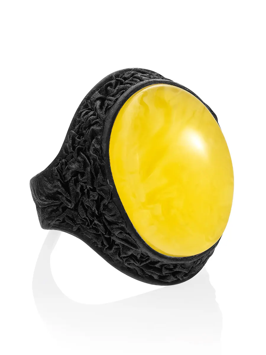 картинка Крупное кольцо-перстень из натуральной кожи, украшенное цельным медовым янтарём «Нефертити» в онлайн магазине
