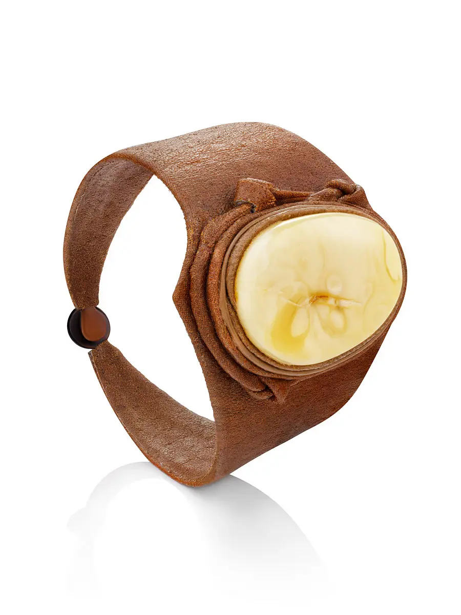 картинка Стильный кожаный браслет «Амазонка» с натуральным янтарём в онлайн магазине