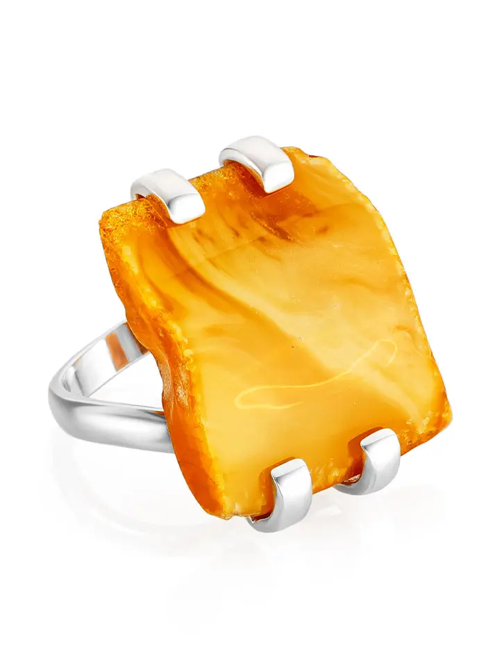картинка Кольцо из серебра 925 пробы, украшенное натуральным медовым янтарём в онлайн магазине