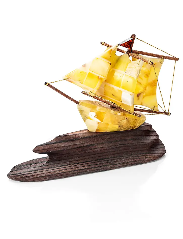 картинка Кораблик из натурального янтаря на деревянной подставке в онлайн магазине