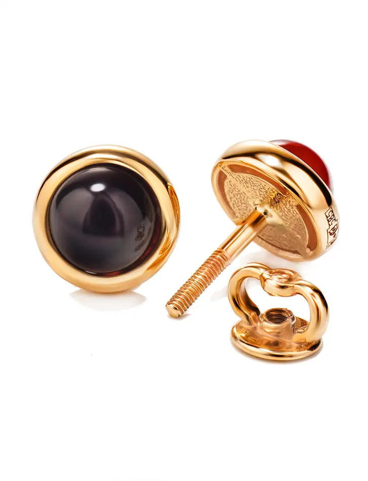 картинка Серьги-пусеты круглой формы из натурального вишнёвого янтаря в золоте «Ягодки» в онлайн магазине