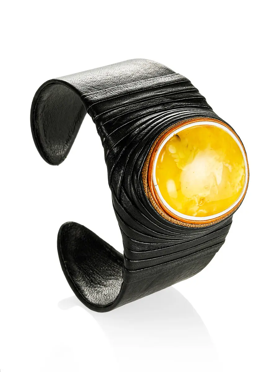 картинка Стильный кожаный браслет со вставкой из натурального янтаря «Нефертити» в онлайн магазине