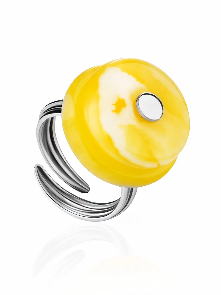 картинка Кольцо из серебра, украшенное цельным медовым янтарём в онлайн магазине