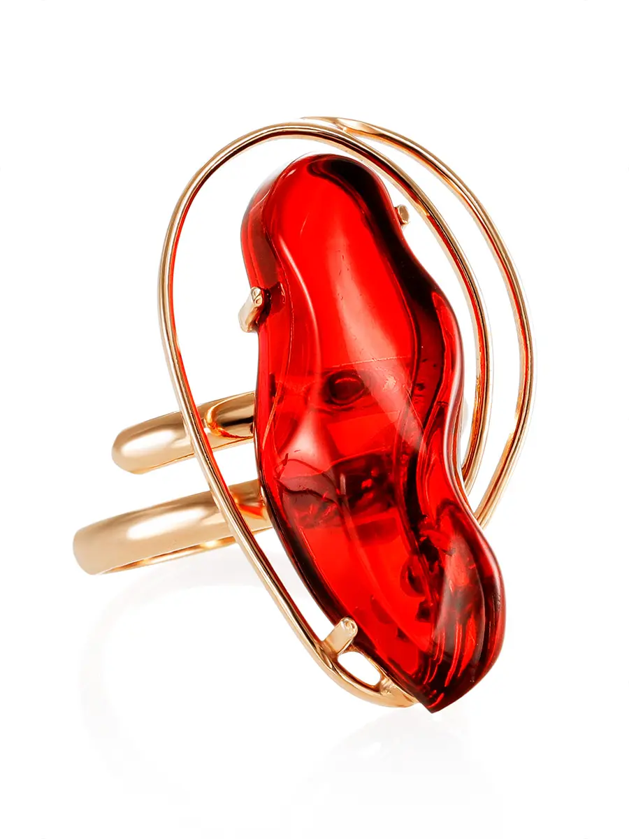картинка Изысканное яркое кольцо из позолоченного серебра и красного янтаря «Риальто» в онлайн магазине