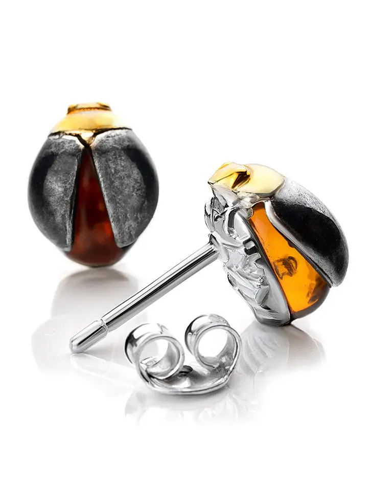 картинка Аккуратные серьги-гвоздики из серебра и янтаря коньячного цвета «Скарабей» в онлайн магазине