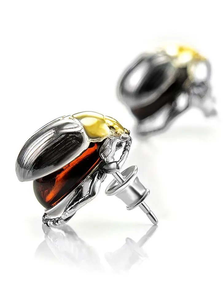 картинка Серьги-гвоздики из серебра и цельного вишнёвого янтаря «Скарабей» в онлайн магазине