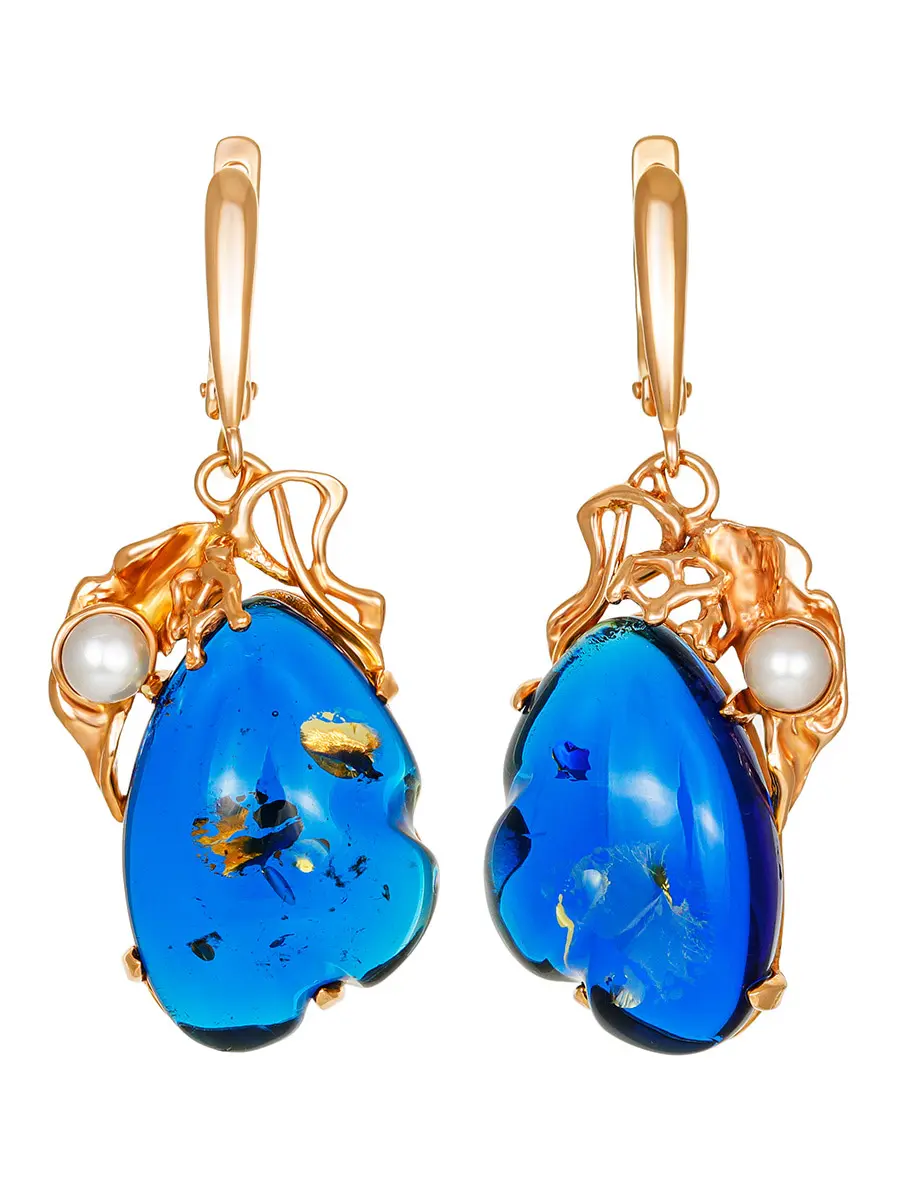 картинка Яркие серьги «Версаль» из синего янтаря и жемчуга в золоченой оправе в онлайн магазине