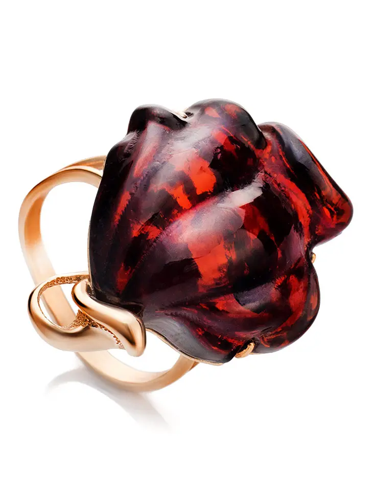 картинка Яркое крупное кольцо «Роза» с янтарём вишнёвого цвета в позолоте в онлайн магазине