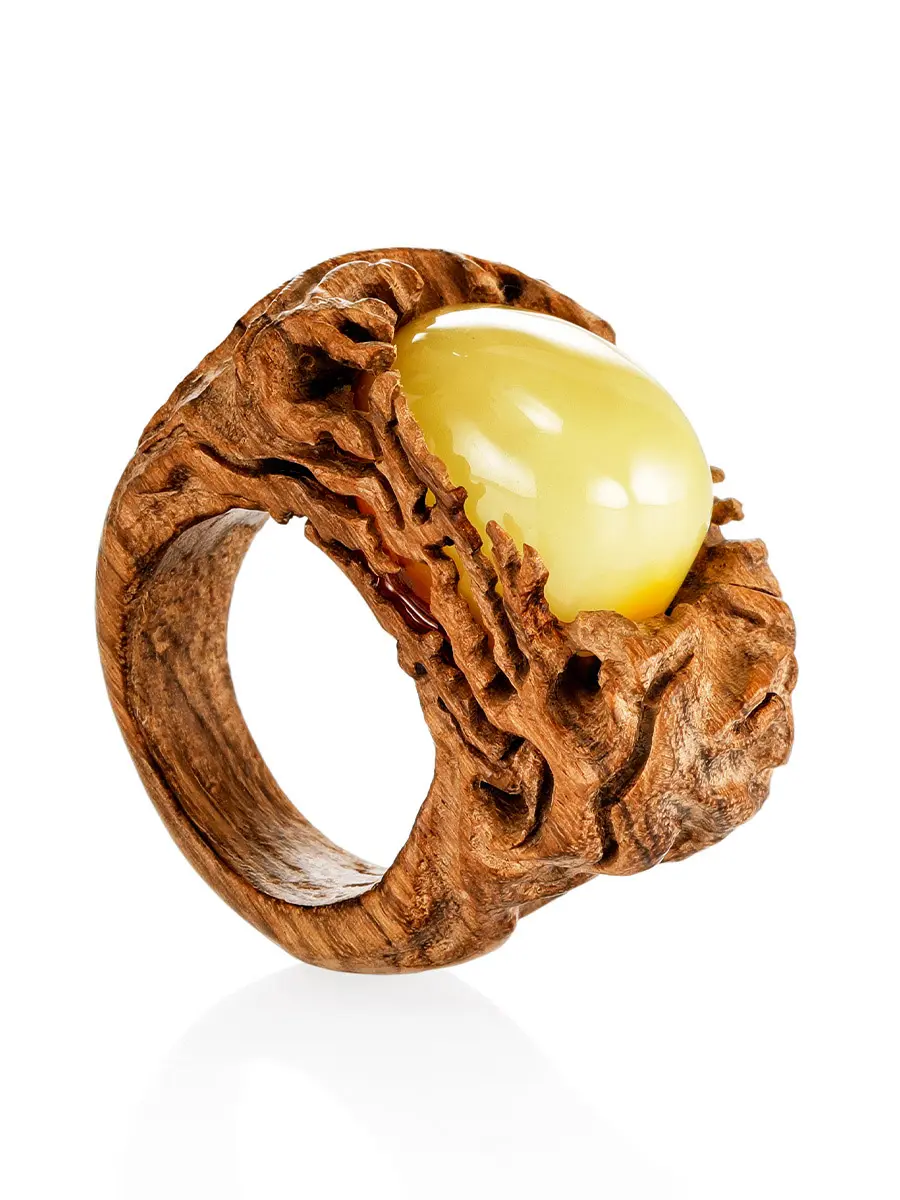 картинка Эффектное объёмное кольцо «Индонезия» из дерева и натурального балтийского янтаря в онлайн магазине