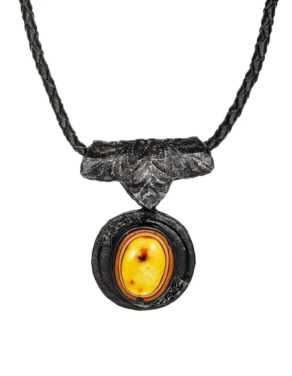 картинка Колье из кожи «Амазонка» с пейзажным янтарём  в онлайн магазине