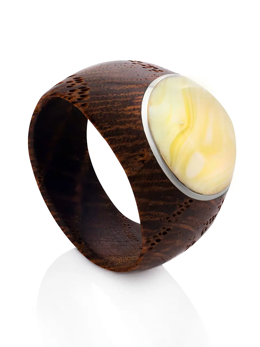картинка Оригинальное кольцо из дерева с кусочком натурального балтийского янтаря «Индонезия» в онлайн магазине