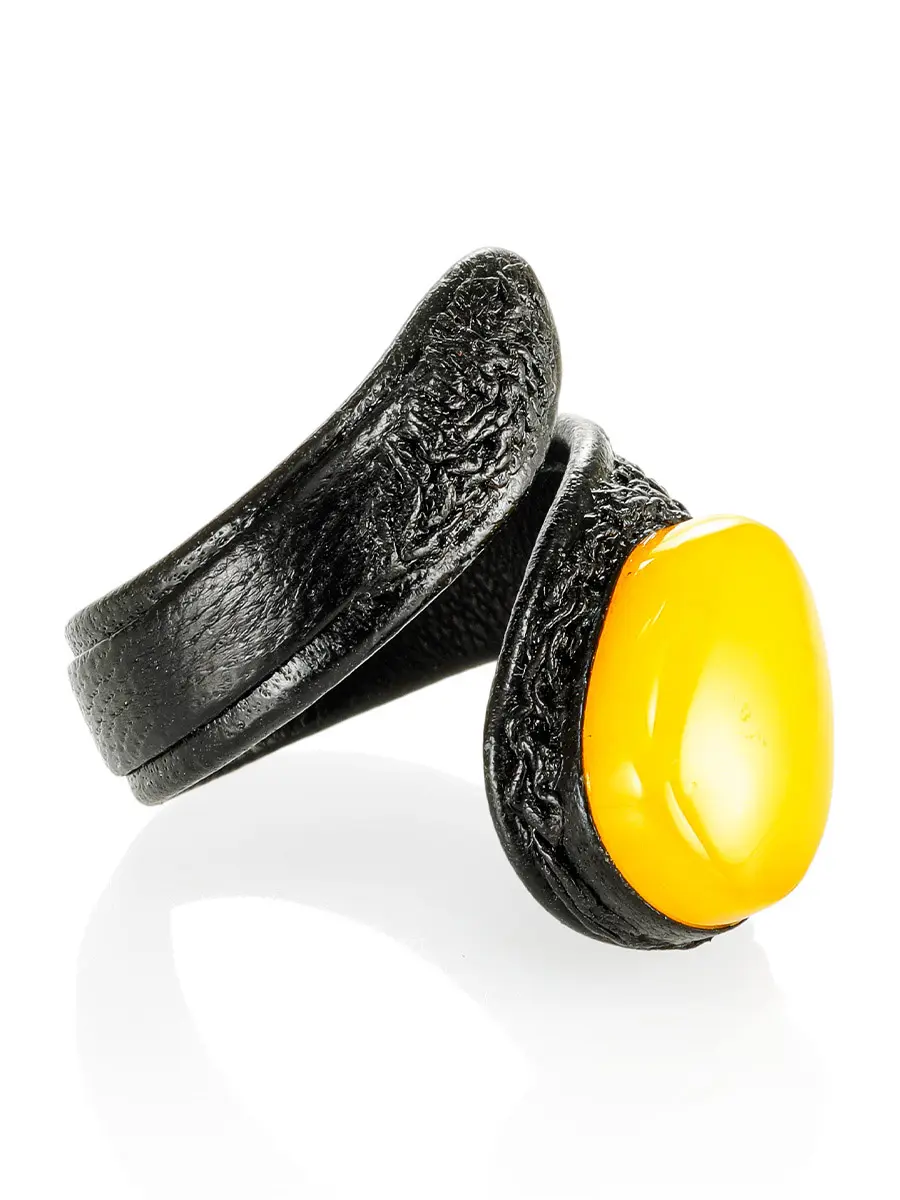 картинка Эффектное кольцо «Змейка» из черной кожи и натурального янтаря в онлайн магазине