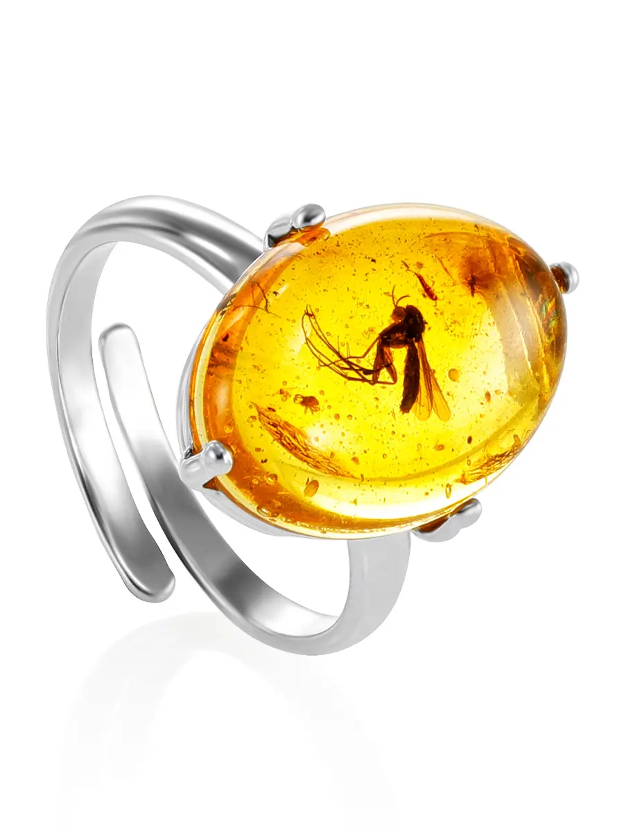 картинка Стильное кольцо, украшенное янтарём с включением комарика «Клио» в онлайн магазине
