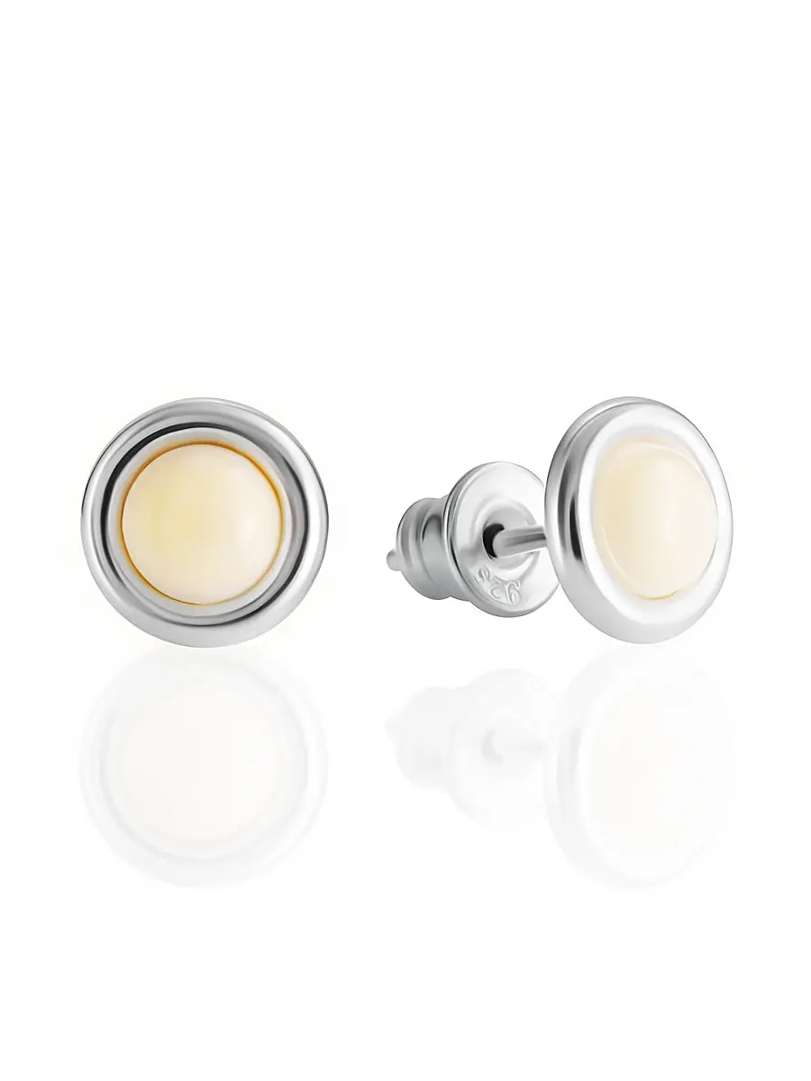 картинка Серебряные серьги-гвоздики с янтарём белого цвета «Ягодка» в онлайн магазине